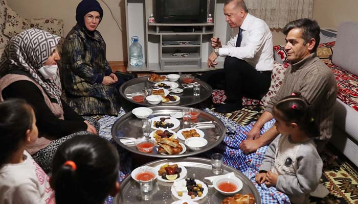  ترک صدر اور ان کی اہلیہ نےایک عام شہری کے گھر پر افطار کی،تصاویر وائرل