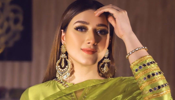 Momina Iqbal reveals Nadia Afgan taught her acting