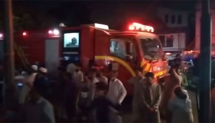 کراچی: گلشن میں فرنیچر کا گودام، 3 دکانیں جل گئیں