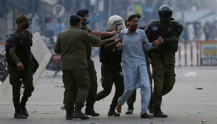 لاہور: گرفتار TLP کارکنوں کے پولیس زندہ باد کے نعرے