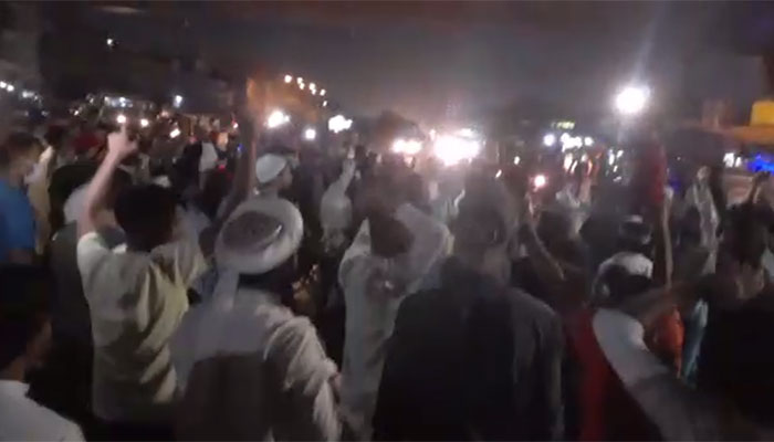 کراچی: مظاہروں سے گزشتہ شب 2 علاقوں میں صورتحال کشیدہ رہی