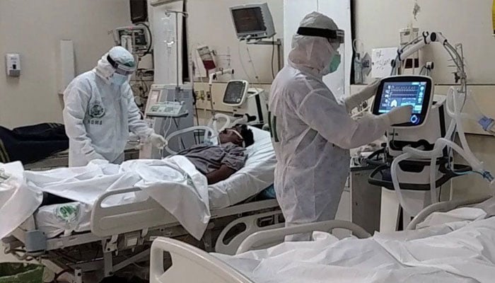 پشاور کے 4 اسپتالوں میں کورونا کے 700 سے زائد مریض زیر علاج