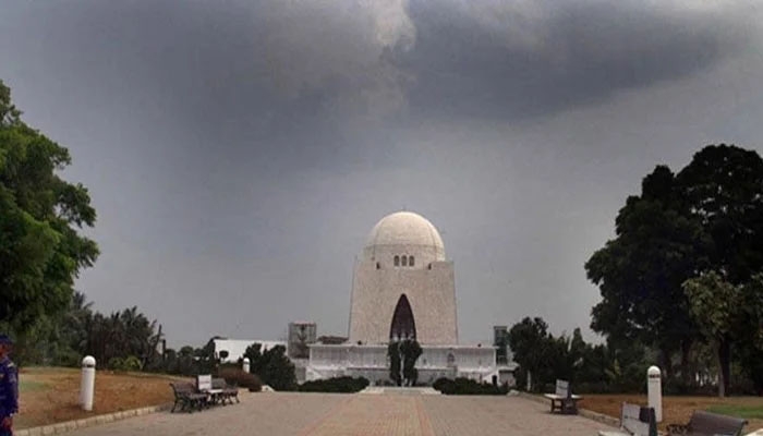 کراچی میں تیز ہوائیں چلنے لگیں