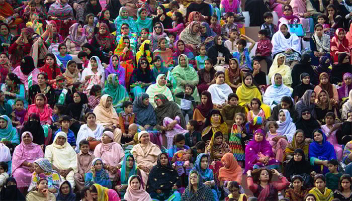 29 فیصد پاکستانی معاشرے میں عورت ہونے کو زیادہ فائدہ مند سمجھتے ہیں