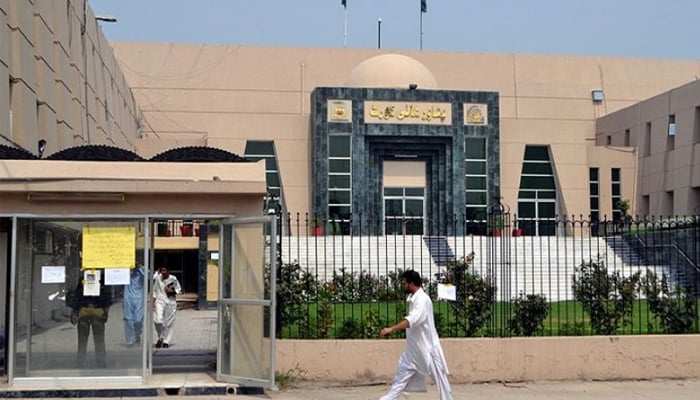 پشاور: ہائیکورٹ کا ذخیرہ اندوزوں کیخلاف کارروائی کا حکم 