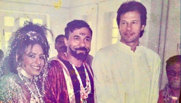 عمران خان کی ڈرامہ ’عینک والا جن‘ کے کرداروں کیساتھ تصویر وائرل