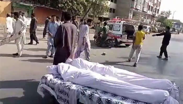 کراچی: میتوں کے ہمراہ احتجاج کرنے والوں پر گیس شیلنگ