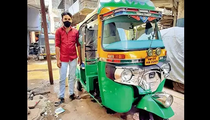 بھارت: مسلم شخص کا اپنا رکشہ مفت ایمبولینس سروس میں تبدیل