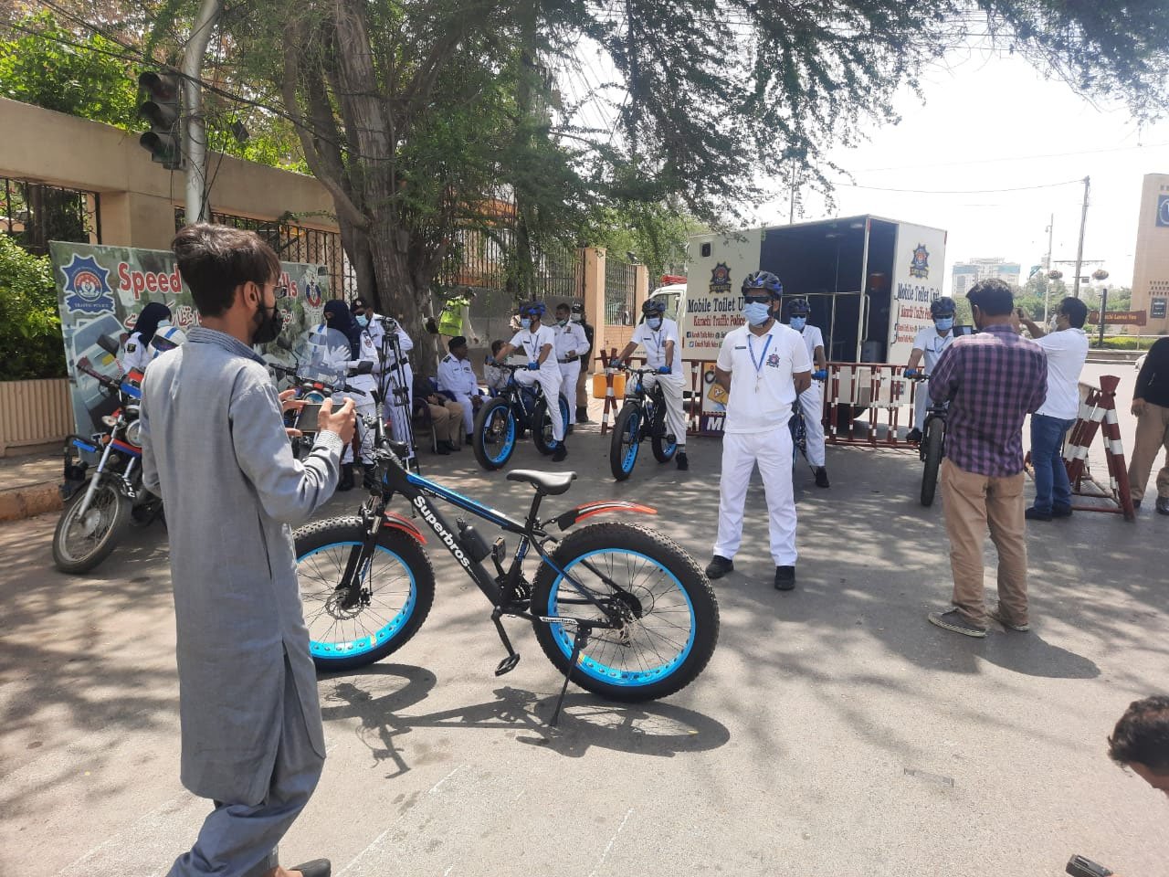 کراچی: ٹریفک پولیس اہلکاروں کے لیے موبائل ٹوائلٹ فراہم
