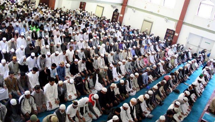 لندن : ایک ہی دن عید ہونے کے سبب مساجد میں نمازیوں کی تعداد بڑھ گئی 