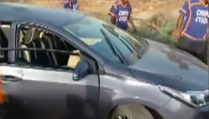 ایئرپورٹ کے قریب گاڑی نالے میں گرگئی، 2 بچیاں جاں بحق