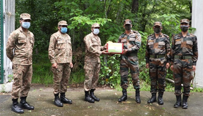 بھارتی فوج نے پاک فوج کے ساتھ LOC پر عید منائی 