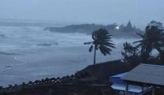 طوفان تاؤتے بھارتی گجرات سے کب ٹکرائے گا؟