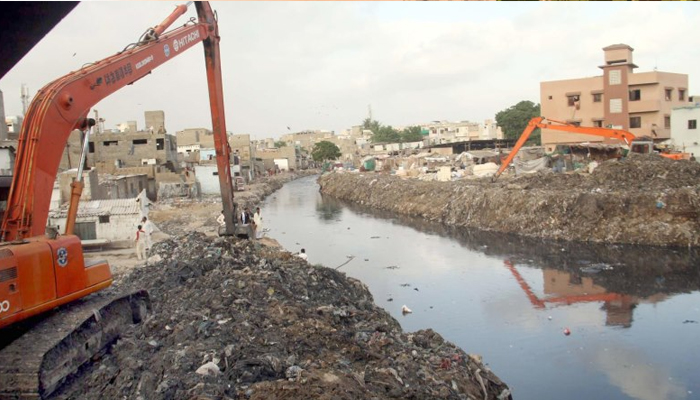 کراچی، نالوں کی صفائی کا کام تیزی سے جاری