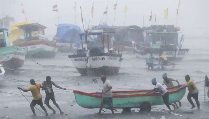شدید سمندری طوفان تاؤتے بھارتی گجرات سے ٹکرا گیا 