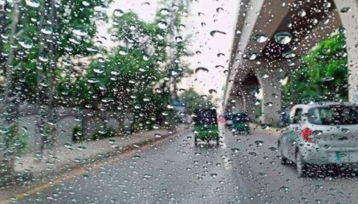 لاہور کے مختلف علاقوں میں صبح سویرے ہلکی بارش
