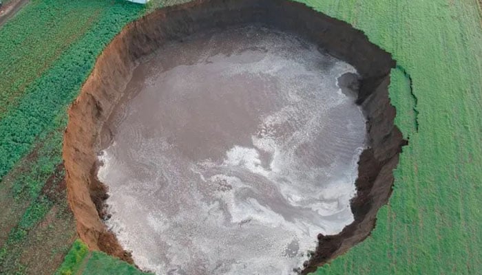 میکسیکو کی زرعی زمین پر اچانک گہرا گڑھا پڑ گیا 