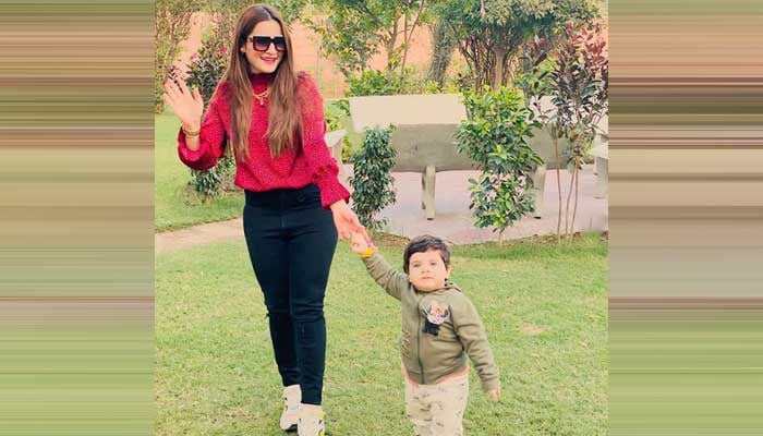 ایمن خان نے بیٹی کے ساتھ نئی ویڈیو شیئر کردی