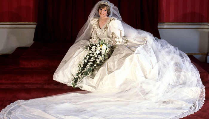 لیڈی ڈیانا کا عروسی لباس نمائش کیلئے پیش
