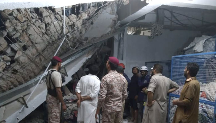 کراچی، کنٹینر کی ٹکر سے فیکٹری کی چھت گر گئی