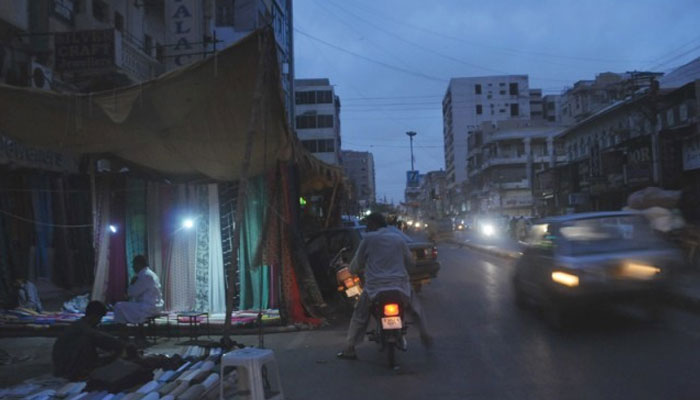 کراچی میں بجلی کی لوڈشیڈنگ کا سلسلہ جاری، شہری پریشان