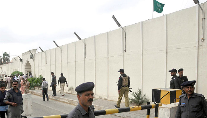 کراچی: سعودی قونصلیٹ کے قریب ٹرک سیکیورٹی چیک پوسٹ میں گھس گیا