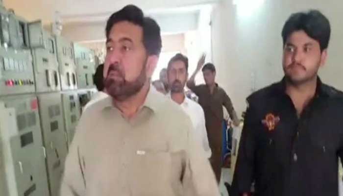 پی ٹی آئی رکن اسمبلی نے گرڈ اسٹیشن میں گھس کر زبردستی بجلی بحال کروادی
