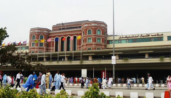 سعودی عرب سے نکالے گئے 60 پاکستانی لاہورائیرپورٹ پر کورونا ٹیسٹ کرائے بغیرفرار