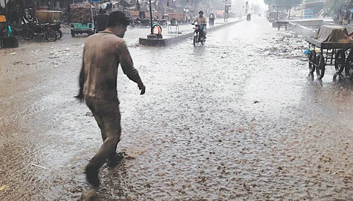 سندھ کے کئی علاقوں میں تیز آندھی، موسلادھار بارش