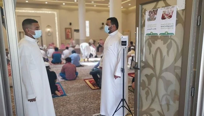 سعودی عرب: عارضی طور پر بند کی گئی گیارہ مساجد سینیٹائزکے  بعد کھل گئیں