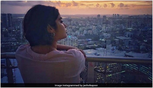 Janhvi Kapoor shares fascinating snap of sunset from Mumbai home