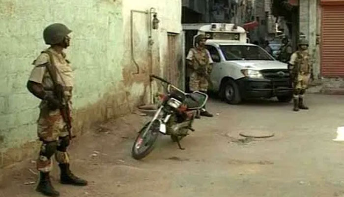 کراچی:پولیس،رینجرز کی مشترکہ کارروائی، انتہائی مطلوب ڈکیت گرفتار