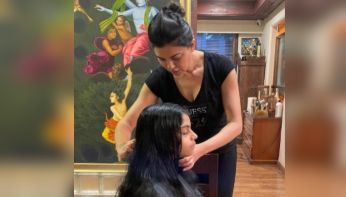 Sushmita Sen turns hairstylist for her younger daughter Alisah