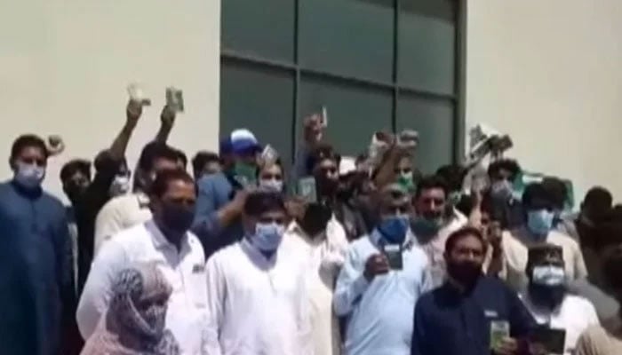 اسلام آباد میں ویکسی نیشن مرکز کے باہر احتجاج، پولیس طلب