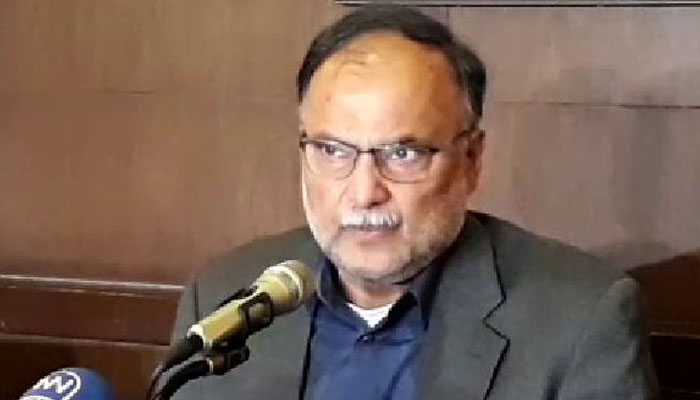 فواد نے الیکشن کمیشن کو دھمکانے کی کوشش کی، احسن اقبال