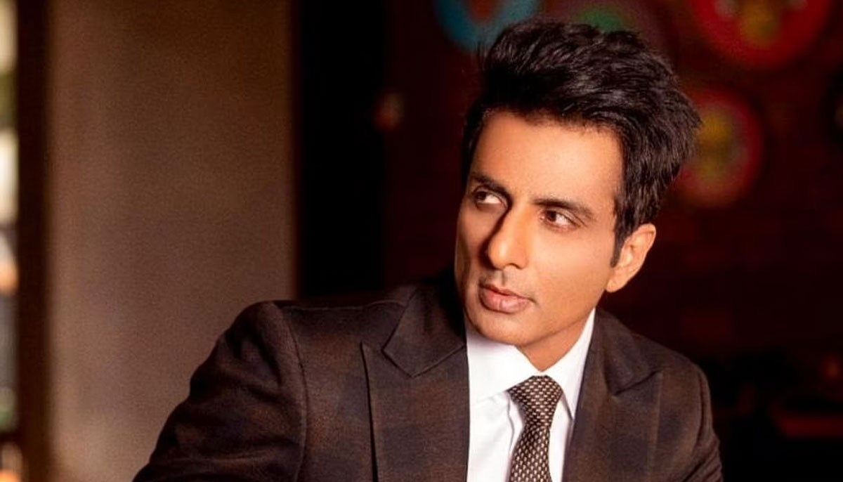 Sonu Sood sells eggs on bicycle, bread on bicycle: 'Free home delivery'