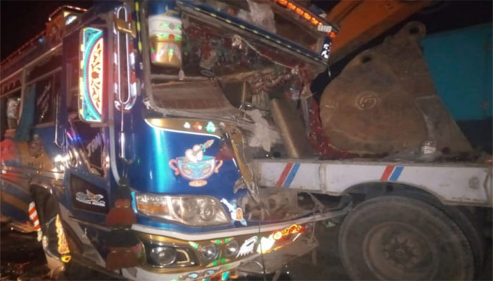 حب: کوچ اور ٹرک میں تصادم، 2 خواتین جاں بحق