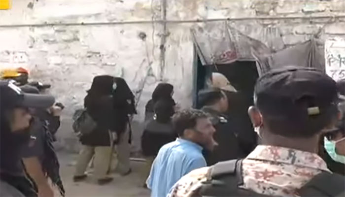 کراچی: تجاوزات کے خلاف آپریشن پر علاقہ مکینوں کا عملے پر حملہ