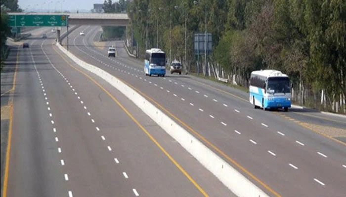 لاہور موٹروے: کالے شیشے والی گاڑی چلانے پر پابندی