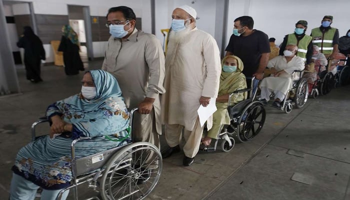 کراچی ایکسپو سینٹر میں ویکسینیشن اتوار کے روز بھی جاری