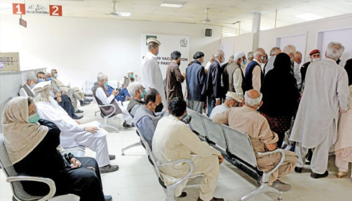 اسلام آباد: ماس ویکسی نیشن سینٹر میں عوام دروازہ توڑ کر اندر داخل