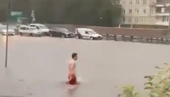 شہری نے سڑک کو سوئمنگ پول بنا دیا