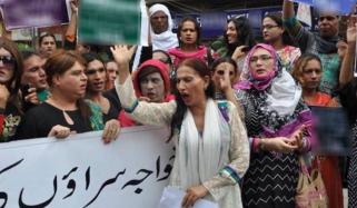 ملتان:ڈپٹی کمشنر آفس کے باہر خواجہ سراؤں کا احتجاجی مظاہرہ