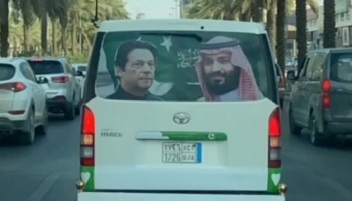 ریاض: شہزادہ محمد بن سلمان اور عمران خان کی تصاویر سے مزین گاڑی مرکز نگاہ