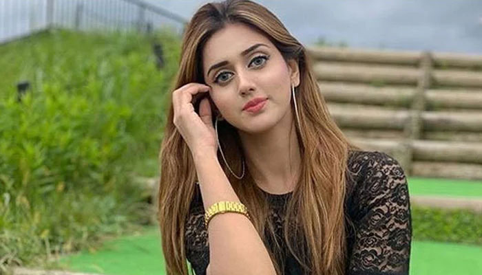 جنت مرزا 16 ملین فالوورز رکھنے والی پہلی پاکستانی شخصیت بن گئیں