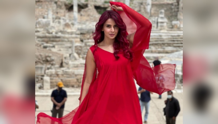 Saba Qamar leaves fans amazed with her new hair color transformation