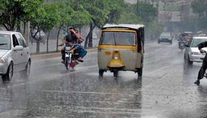 لاہور، بارش کے باعث متعدد علاقوں میں بجلی کے فیڈر بند ہوگئے