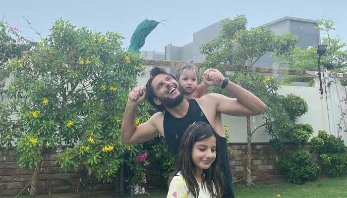 'Karachi ki barishein aur hum': Shahid Afridi enjoys rain with daughters