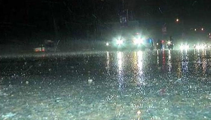 کراچی میں بارش: مختلف مقامات پر ٹریفک کی روانی متاثر