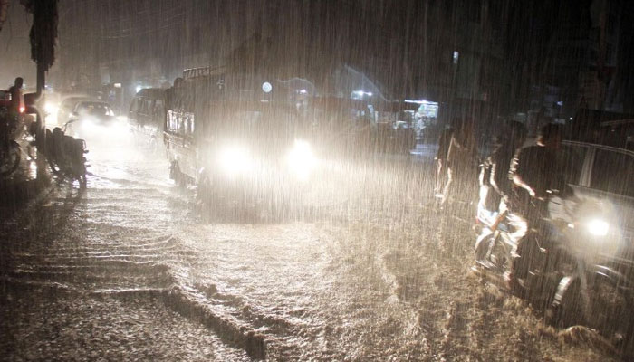 کراچی: یکے بعد دیگر تھنڈر سیلز بن رہے ہیں، شدت والا تھنڈر سیل برس رہا ہے، محکمہ موسمیات